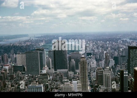 Juni 1964. Blick von der Spitze des Empire State Building in New York, auf der Suche nach Norden in Richtung Central Park. Der Park Sheraton Hotel an der 7th Avenue befindet sich auf der linken Vordergrund sichtbar. Stockfoto