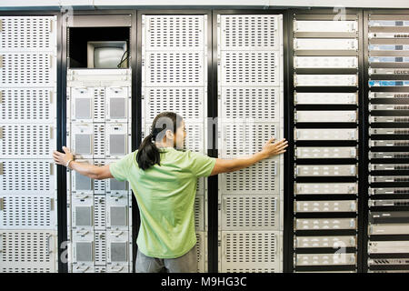 Edv-Techniker in einer großen Computerraum arbeiten. Stockfoto