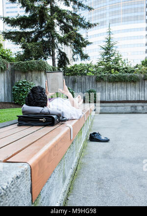 Geschäftsmann in der Innenstadt und der City Park eine Pause machen und seinem compupter Notebook Stockfoto