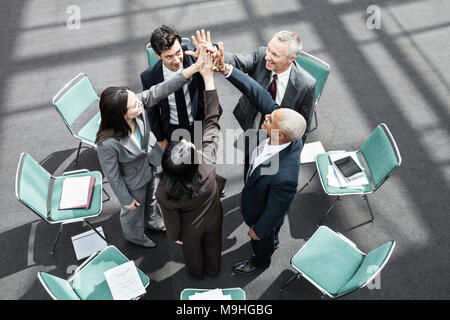 Mixed Race Gruppe von Geschäftsleuten in einem informellen Team building. Stockfoto