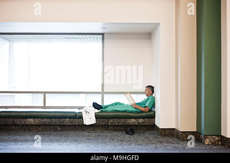 Im Nahen und Mittleren Osten Mann, Doktor, tragen, Scheuert und eine Pause. Stockfoto