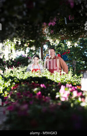 Kaukasische mann Eigentümer und kaukasischen Mann Mitarbeiter der Gartencenter Baumschule. Stockfoto