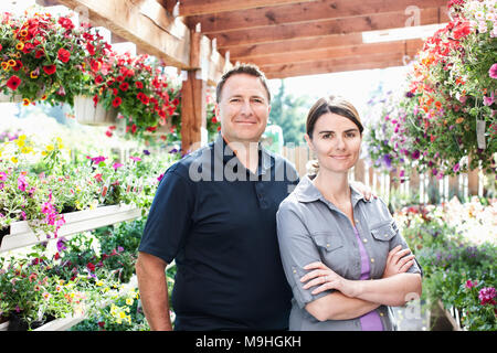 Kaukasische Mann und Frau Inhaber einer kleinen Gärtnerei. Stockfoto