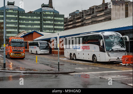 National Express Busse und Schwertransporte Abschleppwagen am Pool Wiese Busbahnhof, Fairfax Street, Coventry, West Midlands, UK. Stockfoto