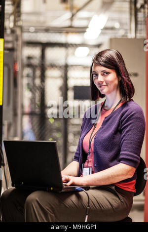 Caucasiasn Frau Techniker arbeiten in einem großen Computer Server Farm. Stockfoto
