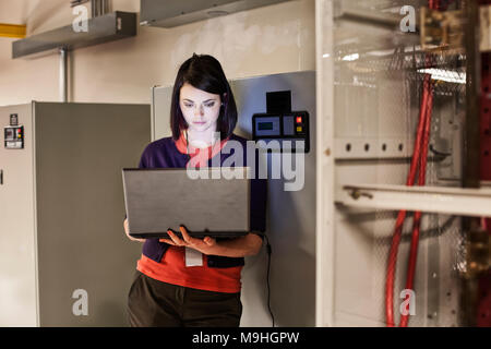 Kaukasische Frau Techniker arbeiten auf dem Server speichern, in einer Serverfarm. Stockfoto