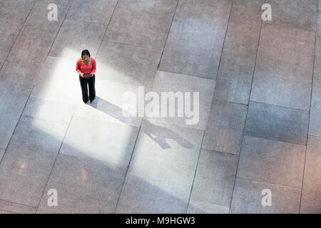 Auf ein gemischtes Rennen kaukasischen Frau in einem Business Center in der Lobby. Stockfoto