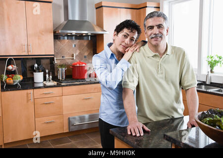 Kaukasische Mann und Frau Vorbereitung einer Mahlzeit in Ihrer neuen Küche. Stockfoto
