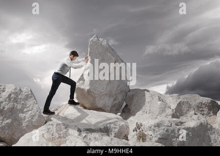 Business Konzept, junge Unternehmer schieben grossen Stein bergauf mit kopieren. Stockfoto