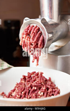 Zubereitung von Hackfleisch in einem Fleischwolf Stockfoto