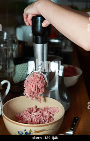 Zubereitung von Hackfleisch in einem Fleischwolf Stockfoto