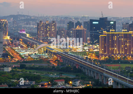 Skyline von zhubei City bei Nacht Stockfoto