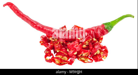 Gehackte Red Hot Chili Pepper auf weißem Hintergrund. Stockfoto