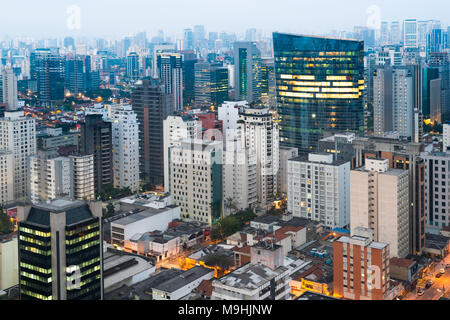 Panoramablick von Sao Paulo in der Dämmerung, Brasilien, Südamerika Stockfoto