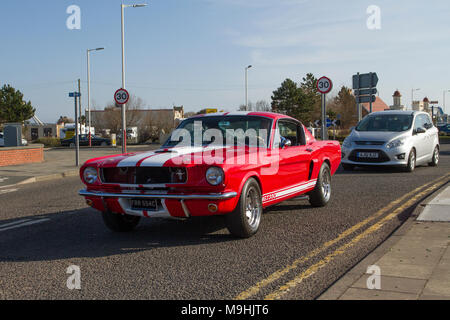 1965 60s rot weißer Ford GT Mustang bei der North-West Supercar Veranstaltung während Autos und Touristen im Küstenort Southport ankommen, sind Supercars an der Strandpromenade Stoßstange an Stoßstange, während Classic & 60s Oldtimer-Enthusiasten einen Tag mit dem Auto verbringen. Stockfoto