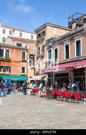 Campo San Geremia, Cannaregio, Venice, Veneto, Italien mit Menschen Essen im Ristorante Pedrocchi Stockfoto