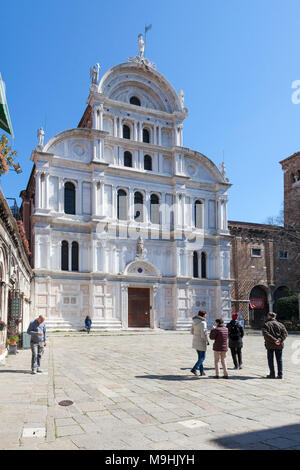 Touristen bewundern die Gotik Renaissance Fassade der Chiesa di San Zaccaria (Kirche San Zaccaria), Campo San Zaccaria, Venedig, Venetien, Italien Stockfoto