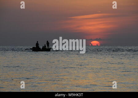 Fischer Boot nach Hause kommt bei Sonnenuntergang an der Togean Inseln in Indonesien Stockfoto