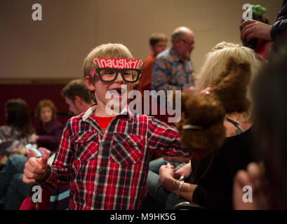 Ralph im Alter von 6, Modell veröffentlicht, seine 'freches' mit Brille an Weihnachten ein Pantomime in Suffolk England UK. 26. Dez 2017 Stockfoto