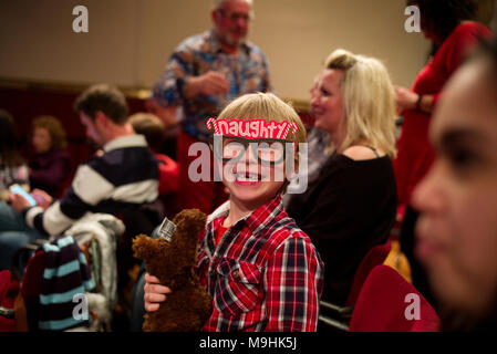 Ralph im Alter von 6, Modell veröffentlicht, seine 'freches' mit Brille an Weihnachten ein Pantomime in Suffolk England UK. 26. Dez 2017 Stockfoto