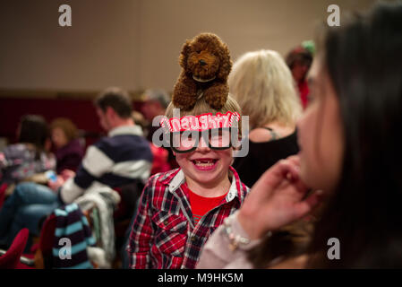 Ralph im Alter von 6, Modell veröffentlicht, seine 'freches' mit Brille an Weihnachten ein Pantomime in Suffolk England UK. 26. Dez 2017 Stockfoto