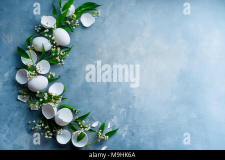 Halbkreis Ostern Vignette mit weißen Eier, dekorative grüne Blätter und Feder gypsophila Blumen. Botanik und Blumenschmuck Konzept. Stockfoto