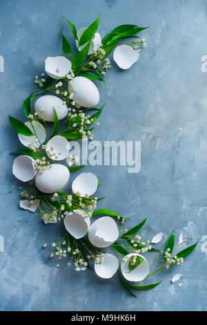 Halbkreis Ostern Vignette mit weißen Eier, dekorative grüne Blätter und Feder gypsophila Blumen. Botanik und Blumenschmuck Konzept. Stockfoto