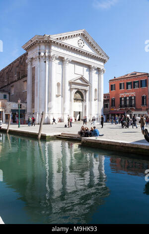 Die neoklassizistische Fassade des Chiesa San Barnaba (San Barnaba Kirche) am Campo San Barnaba, Dorsoduro Venedig, Venetien, Italien spiegelt sich in Rio San Barnaba Stockfoto