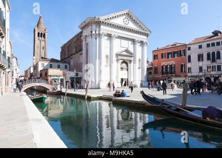 Campo San Barnaba mit der neoklassischen Chiesa di San Barnaba und seine Campanile in den Kanal wider, Rio San Barnaba, Dorsoduro, Venedig, Italien Stockfoto