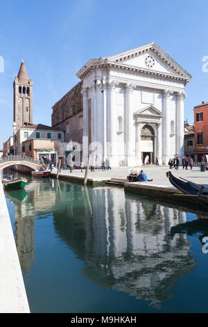 San Barnaba Kirche (Chiesa San Barnaba) und Campanile am Campo San Barnaba, spiegelt sich in Rio San Barnaba (Kanal), Dorsoduro Venedig, Venetien, Italien Stockfoto