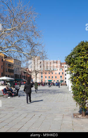 Campo Santa Margherita, Dorsoduro Venedig, Venetien, Italien auf einem blauen Himmel winetr Tag mit Einheimischen und Touristen in der Sonne Stockfoto