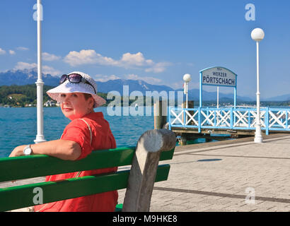 Im Vorgriff auf das Schiff. Liegeplatz resort Portschach am Worthersee. Österreich Stockfoto