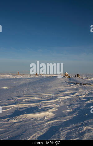 Standing Stones entlang einer arktischen Landschaft mit Schnee auf dem Boden gefunden, in der Nähe der Arviat Nunavut Kanada Stockfoto