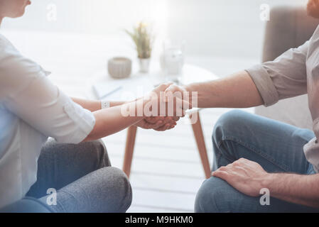 Angenehme freundliche Menschen die Hände schütteln Stockfoto