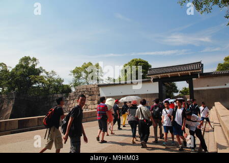 Haupteingang der Burg von Osaka, Japan. Von Touristen und Besuchern überfüllt. Stockfoto