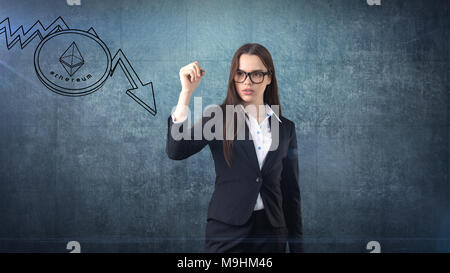 Schönheit junge geschäftsfrau in der Nähe von Skizzen des Astraleums crypto Währung Münze stehen. Business Konzept des Astraleums Symbol. Stockfoto