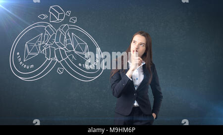 Schönheit junge geschäftsfrau in der Nähe von Skizzen des Astraleums crypto Währung Münze stehen. Business Konzept des Astraleums Symbol. Stockfoto