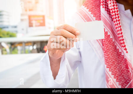 Saudi-arabische Emirate Geschäftsmann holding Business Card Stockfoto