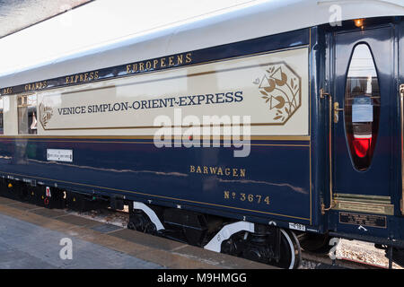 Die Venice Simplon Orient-Express luxus Zug in Venezia S Lucia, Venedig, Venetien, Italien mit Nahaufnahme Detail der Bar Wagen Stockfoto