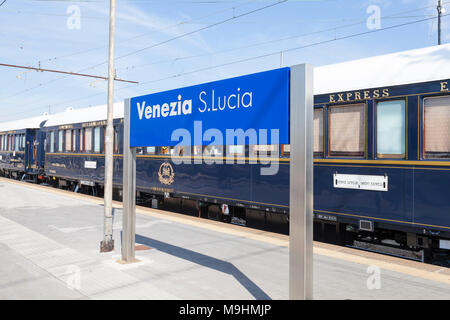 Die Venice Simplon Orient-Express luxus Zug in Venezia S Lucia, Venedig, Venetien, Italien mit der Station Zeichen im Vordergrund. Stockfoto