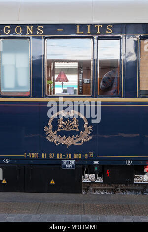 Die Venice Simplon Orient-Express luxus Zug im Bahnhof Venezia Santa Lucia, Venedig, Venetien, Italien das Unternehmen Insignia auf dem Schlitten angezeigt Stockfoto