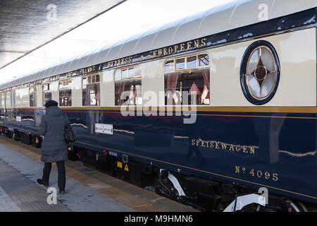 Die Venice Simplon Orient-Express luxus Zug in Venezia S Lucia, Venedig, Venetien, Italien. Pkw hinter dem Speisewagen des Zuges Stockfoto