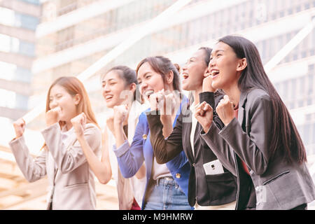 Gruppe von Unternehmerinnen team Erfolg Erfolg mit Arm zu feiern gute Arbeit aufgeworfen. Stockfoto