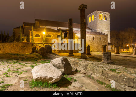 Alte St. Justus Kathedrale in Triest, Italien, bei Nacht Stockfoto