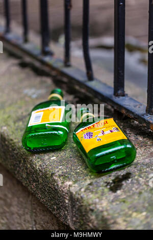 Leere Buckfast Tonic Weinflaschen, Glasgow, Schottland, Großbritannien Stockfoto