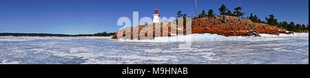 Blick von Osten Leuchtturm, gebaut in 1850, und dicke Eisdecke auf östlichen Georgian Bay in Killarney, Ontario, Kanada Stockfoto