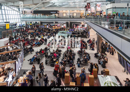 Passagiere warten auf Flüge am Flughafen Heathrow, Terminal 5, essen, trinken Kaffee, sitzen. Einzelhandel und Gastronomie rund um. Stockfoto