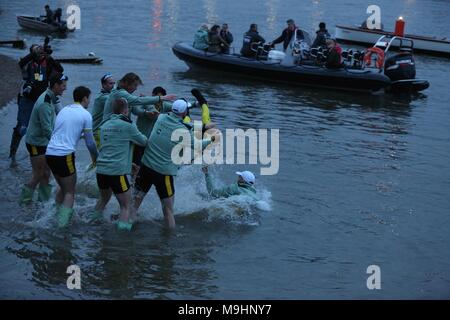 Der Krebs reasearch Boat Race 2018 Stockfoto