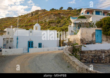 MILOS Griechenland - Mai 17, 2017: Traditionelle griechische weiße Kirche in Klima Dorf. Insel Milos, Kykladen, Griechenland. Stockfoto