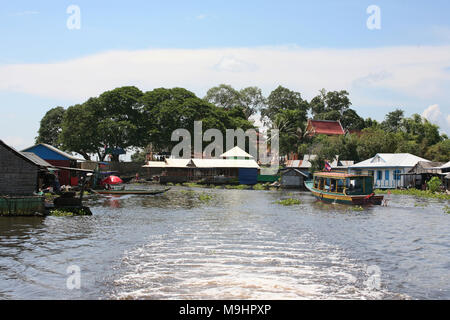 Kleine Pagode auf der Insel in Phumĭ Mé Chrey schwimmenden Dorf auf Tonlé Sap See, Ek Phnom, in Battambang, Kambodscha Stockfoto